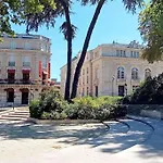 Les Loges Du Theatre Emplacement Exceptionnel Et Chic 160m2 Maison Avec Jardin Prive 14 Personnes Max Equipe A 200m De L'avenue De Champagne Et Toutes Commodites Degustation Champagne Offerte Jacuzzi Sauna Jeux Velos Apartmán