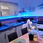 Apartmán Les Loges Du Theatre Emplacement Exceptionnel Et Chic 160m2 Maison Avec Jardin Prive 14 Personnes Max Equipe A 200m De L'avenue De Champagne Et Toutes Commodites Degustation Champagne Offerte Jacuzzi Sauna Jeux Velos