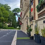 Les Loges Du Theatre Emplacement Exceptionnel Et Chic 160m2 Maison Avec Jardin Prive 14 Personnes Max Equipe A 200m De L'avenue De Champagne Et Toutes Commodites Degustation Champagne Offerte Jacuzzi Sauna Jeux Velos Apartmán Épernay