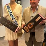 Les Loges Du Theatre Emplacement Exceptionnel Et Chic 160m2 Maison Avec Jardin Prive 14 Personnes Max Equipe A 200m De L'avenue De Champagne Et Toutes Commodites Degustation Champagne Offerte Jacuzzi Sauna Jeux Velos *