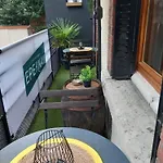 Apartmán Les Loges Du Theatre Emplacement Exceptionnel Et Chic 160m2 Maison Avec Jardin Prive 14 Personnes Max Equipe A 200m De L'avenue De Champagne Et Toutes Commodites Degustation Champagne Offerte Jacuzzi Sauna Jeux Velos
