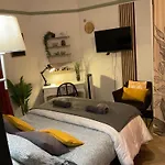 Les Loges Du Theatre Emplacement Exceptionnel Et Chic 160m2 Maison Avec Jardin Prive 14 Personnes Max Equipe A 200m De L'avenue De Champagne Et Toutes Commodites Degustation Champagne Offerte Jacuzzi Sauna Jeux Velos *