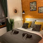 Apartment Les Loges Du Theatre: Champagne-central House With Games