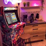Les Loges Du Theatre Emplacement Exceptionnel Et Chic 160m2 Maison Avec Jardin Prive 14 Personnes Max Equipe A 200m De L'avenue De Champagne Et Toutes Commodites Degustation Champagne Offerte Jacuzzi Sauna Jeux Velos Apartmán *