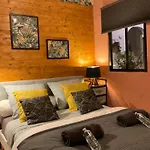 Les Loges Du Theatre Emplacement Exceptionnel Et Chic 160m2 Maison Avec Jardin Prive 14 Personnes Max Equipe A 200m De L'avenue De Champagne Et Toutes Commodites Degustation Champagne Offerte Jacuzzi Sauna Jeux Velos Apartmán Épernay