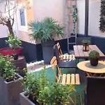 Les Loges Du Theatre: Champagne-central House With Games Apartment
