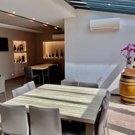 Les Loges Du Théatre Maison De 150m2 Privé Reservable De 2 A 14 Personnes équipé Au Pied De L'avenue De Champagne Et Toutes Commodités Degustation Champagne Offerte Jacuzzi Sauna Jeux Velos Emplacement Exceptionnel Et Chic