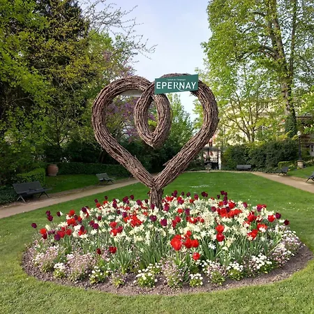 Les Loges Du Théatre Maison De 150m2 Privé Reservable De 2 A 14 Personnes équipé Au Pied De L'avenue De Champagne Et Toutes Commodités Degustation Champagne Offerte Jacuzzi Sauna Jeux Velos Emplacement Exceptionnel Et Chic * Épernay