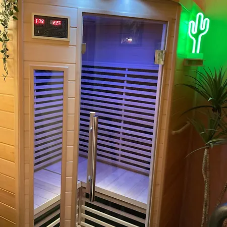 Les Loges Du Theatre Emplacement Exceptionnel Et Chic 160m2 Maison Avec Jardin Prive 14 Personnes Max Equipe A 200m De L'avenue De Champagne Et Toutes Commodites Degustation Champagne Offerte Jacuzzi Sauna Jeux Velos