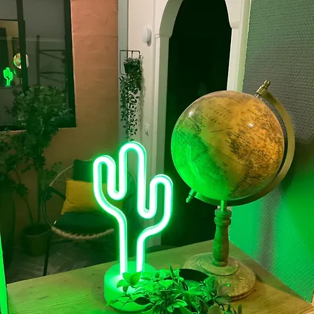 Les Loges Du Theatre Emplacement Exceptionnel Et Chic 160m2 Maison Prive 14 Personnes Max Equipe A 200m De L'avenue De Champagne Et Toutes Commodites Degustation Champagne Offerte Jacuzzi Sauna Jeux Velos Épernay