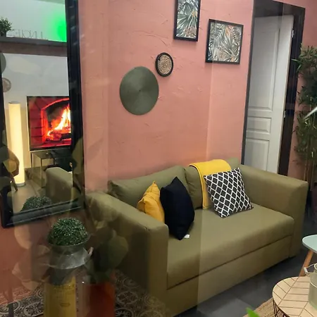 Les Loges Du Théatre Maison De 150m2 Privé Reservable De 2 A 14 Personnes équipé Au Pied De L'avenue De Champagne Et Toutes Commodités Degustation Champagne Offerte Jacuzzi Sauna Jeux Velos Emplacement Exceptionnel Et Chic Épernay