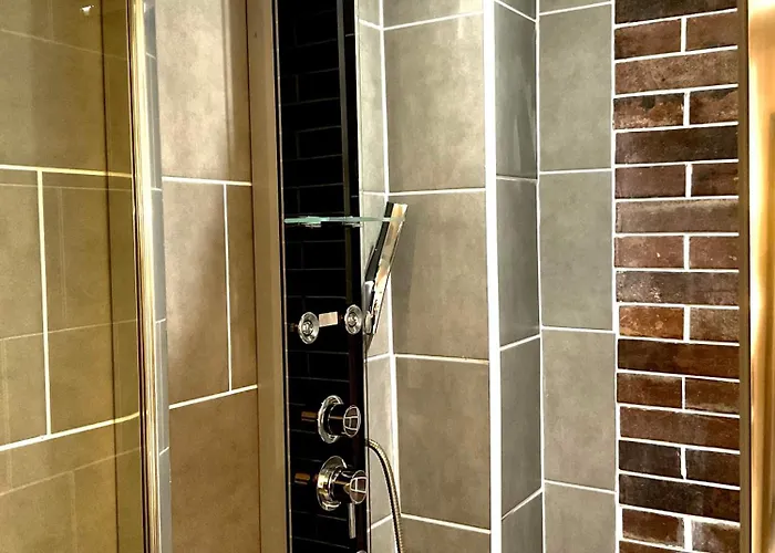 Les Loges Du Theatre Emplacement Exceptionnel Et Chic 160m2 Maison Prive 14 Personnes Max Equipe A 200m De L'avenue De Champagne Et Toutes Commodites Degustation Champagne Offerte Jacuzzi Sauna Jeux Velos *