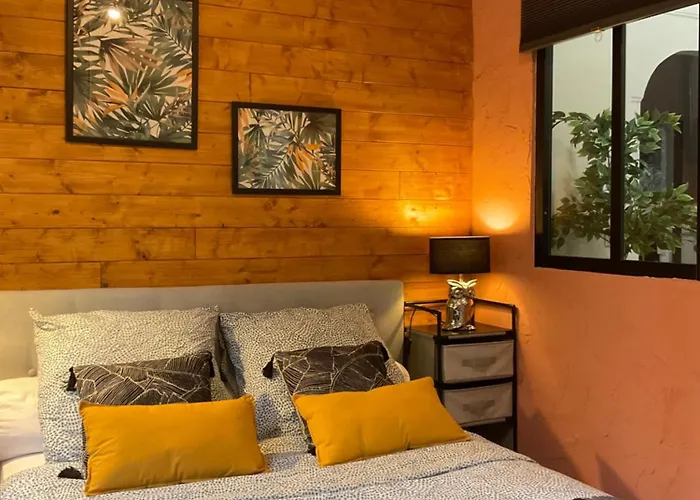 Les Loges Du Theatre Emplacement Exceptionnel Et Chic 160m2 Maison Prive 14 Personnes Max Equipe A 200m De L'avenue De Champagne Et Toutes Commodites Degustation Champagne Offerte Jacuzzi Sauna Jeux Velos *