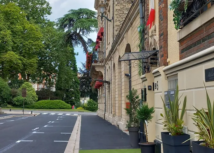 Les Loges Du Theatre Emplacement Exceptionnel Et Chic 160m2 Maison Prive 14 Personnes Max Equipe A 200m De L'avenue De Champagne Et Toutes Commodites Degustation Champagne Offerte Jacuzzi Sauna Jeux Velos Apartamento Épernay