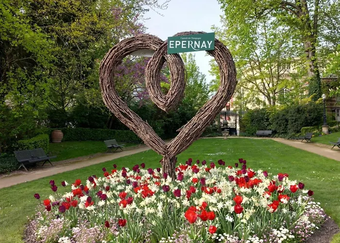 Les Loges Du Theatre Emplacement Exceptionnel Et Chic 160m2 Maison Prive 14 Personnes Max Equipe A 200m De L'avenue De Champagne Et Toutes Commodites Degustation Champagne Offerte Jacuzzi Sauna Jeux Velos * Épernay