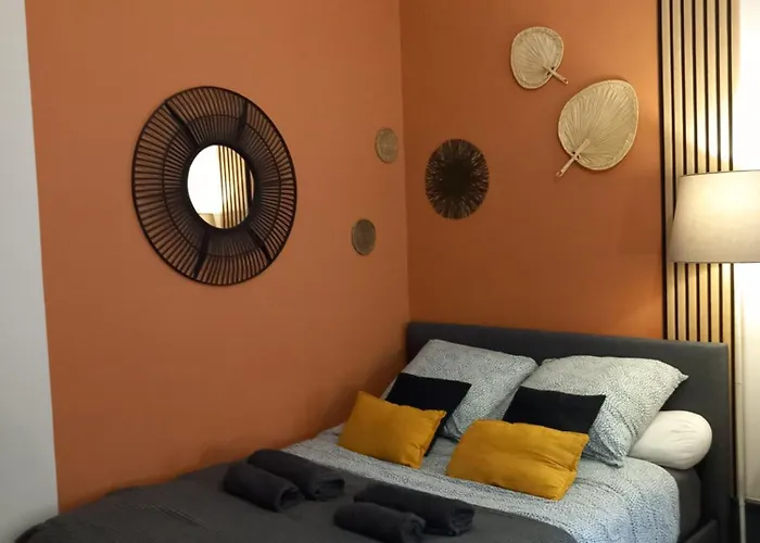 Apartamento Les Loges Du Theatre Emplacement Exceptionnel Et Chic 160m2 Maison Prive 14 Personnes Max Equipe A 200m De L'avenue De Champagne Et Toutes Commodites Degustation Champagne Offerte Jacuzzi Sauna Jeux Velos