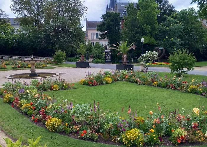 Les Loges Du Theatre Emplacement Exceptionnel Et Chic 160m2 Maison Prive 14 Personnes Max Equipe A 200m De L'avenue De Champagne Et Toutes Commodites Degustation Champagne Offerte Jacuzzi Sauna Jeux Velos * Épernay