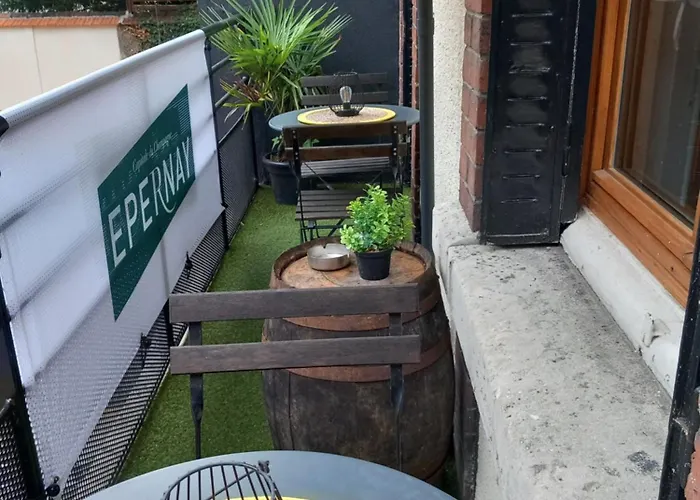 Apartamento Les Loges Du Theatre Emplacement Exceptionnel Et Chic 160m2 Maison Prive 14 Personnes Max Equipe A 200m De L'avenue De Champagne Et Toutes Commodites Degustation Champagne Offerte Jacuzzi Sauna Jeux Velos