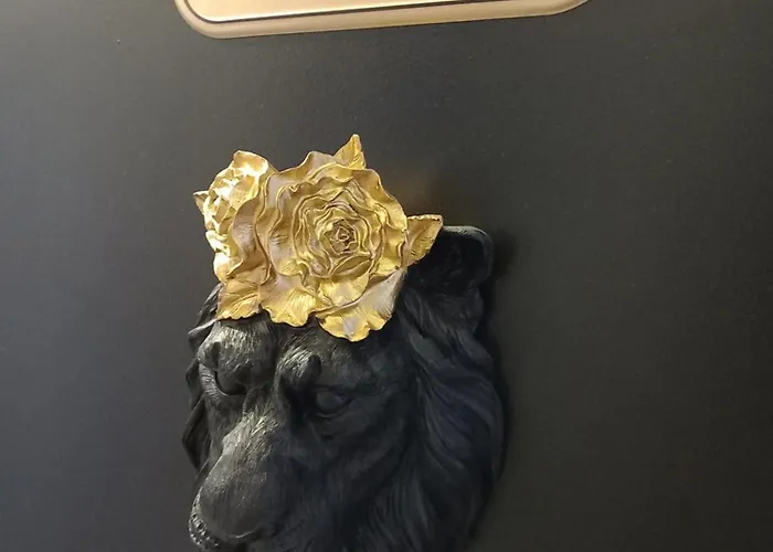 Les Loges Du Theatre Emplacement Exceptionnel Et Chic 160m2 Maison Prive 14 Personnes Max Equipe A 200m De L'avenue De Champagne Et Toutes Commodites Degustation Champagne Offerte Jacuzzi Sauna Jeux Velos Épernay