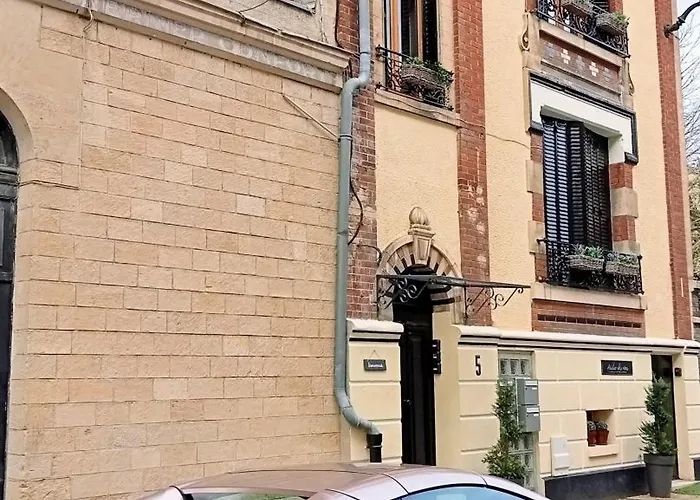 Les Loges Du Theatre Emplacement Exceptionnel Et Chic 160m2 Maison Prive 14 Personnes Max Equipe A 200m De L'avenue De Champagne Et Toutes Commodites Degustation Champagne Offerte Jacuzzi Sauna Jeux Velos Apartamento *