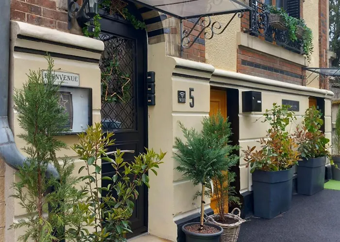 Apartamento Les Loges Du Theatre Emplacement Exceptionnel Et Chic 160m2 Maison Prive 14 Personnes Max Equipe A 200m De L'avenue De Champagne Et Toutes Commodites Degustation Champagne Offerte Jacuzzi Sauna Jeux Velos