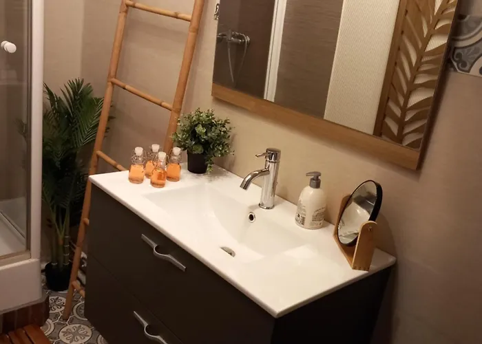 Les Loges Du Theatre Emplacement Exceptionnel Et Chic 160m2 Maison Prive 14 Personnes Max Equipe A 200m De L'avenue De Champagne Et Toutes Commodites Degustation Champagne Offerte Jacuzzi Sauna Jeux Velos Apartamento