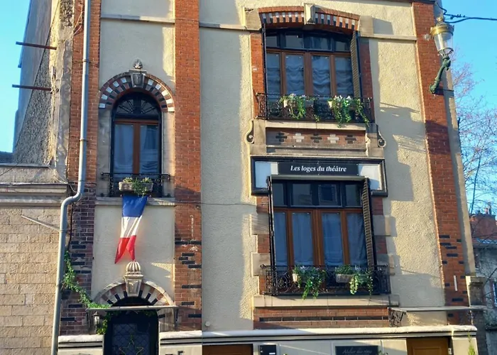 Lägenhet Les Loges Du Theatre Emplacement Exceptionnel Et Chic 160m2 Maison Prive 14 Personnes Max Equipe A 200m De L'avenue De Champagne Et Toutes Commodites Degustation Champagne Offerte Jacuzzi Sauna Jeux Velos *