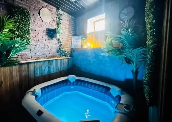 Les Loges Du Theatre Emplacement Exceptionnel Et Chic 160m2 Maison Prive 14 Personnes Max Equipe A 200m De L'avenue De Champagne Et Toutes Commodites Degustation Champagne Offerte Jacuzzi Sauna Jeux Velos