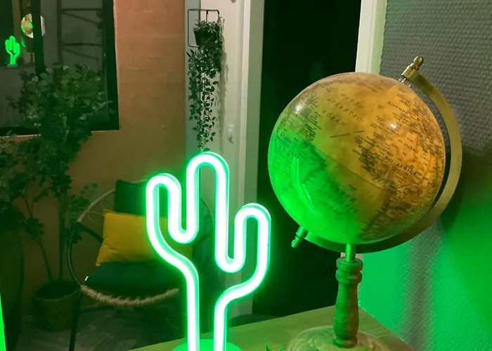 Les Loges Du Theatre Emplacement Exceptionnel Et Chic 160m2 Maison Prive 14 Personnes Max Equipe A 200m De L'avenue De Champagne Et Toutes Commodites Degustation Champagne Offerte Jacuzzi Sauna Jeux Velos Épernay