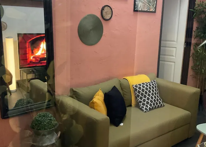 Les Loges Du Theatre Emplacement Exceptionnel Et Chic 160m2 Maison Prive 14 Personnes Max Equipe A 200m De L'avenue De Champagne Et Toutes Commodites Degustation Champagne Offerte Jacuzzi Sauna Jeux Velos Épernay