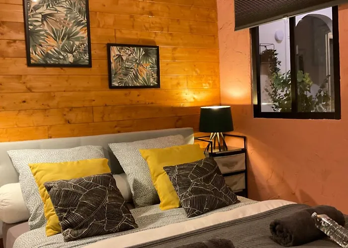 Les Loges Du Theatre Emplacement Exceptionnel Et Chic 160m2 Maison Prive 14 Personnes Max Equipe A 200m De L'avenue De Champagne Et Toutes Commodites Degustation Champagne Offerte Jacuzzi Sauna Jeux Velos Apartamento Épernay